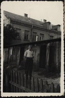 Zdjęcie mężczyzny na podwórzu, ul. Skorupska 25, Białystok, XX w.