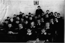 Zdjęcie grupowe uczniów Szkoły Podstawowej nr 10, ul. Słonimska, Białystok, XX w.