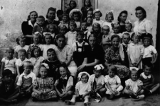 Zdjęcie grupowe uczniów Szkoły Podstawowej nr 10 przed szkołą, ul. Słonimska 10, Białystok, XX w.