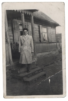 Zdjęcie mężczyzny przed domem, ul. Sobieskiego 20, Białystok, około 1960 r.