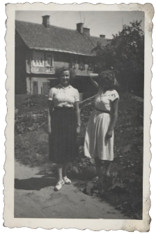 Siostry Makowskie (Julitta i Krystyna) w ogrodzie, ul. Łąkowa, Białystok, ok. 1957 r.