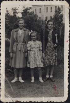 Siostry Makowskie z koleżanką na spacerze, Park Planty, Białystok, 1949 r.