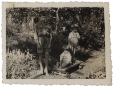 Kazimierz Krassowski z kuzynami w ogrodzie, ul. Modlińska 10, Białystok, 1948 r.