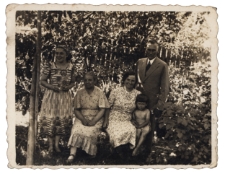 Rodzina Krassowskich w ogrodzie, ul. Modlińska 10, Białystok, 1938-39 r.