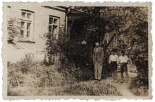 Kazimierz Krassowski z ojcem i kolegą, ul. Modlińska 10, Białystok, 1949 r.