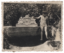 Kazimierz Krassowski w sadzawce w przydomowym ogrodzie, ul. Modlińska 10, Białystok, 1938-39 r.