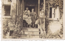Rodzina Krassowskich przed domem, ul. Modlińska 10, Białystok, 1947 r.