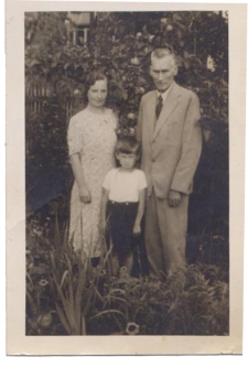 Kazimierz Krassowski z rodzicami w ogrodzie, Białystok, 1942 r.