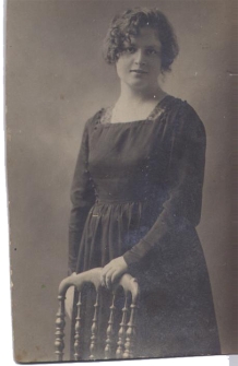 Zdjęcie portretowe Zofii Ostrowskiej (mamy Kazimierza Mariana Krassowskiego) w atelier, 1918 r.