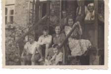 Rodzina Krassowskich przed domem, ul. Modlińska 10, Białystok, 1947 r.
