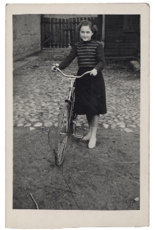 Łucja Marciszewska z rowerem, ul. Starobojarska 21, Białystok, lata 50. XX w.