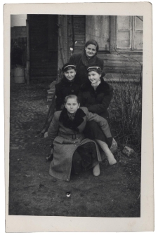 Łucja Marciszewska (środkowy rząd z lewej) z koleżankami przed domem, ul. Starobojarska 21, Białystok, ok. 1951 r.
