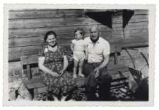 Karolina i Bolesław Marciszewscy z wnuczką przed domem ul. Starobojarska 21, Białystok, pierwsza połowa lat 60. XX w.