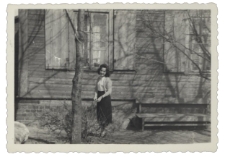 Łucja Marciszewska przed domem, ul. Starobojarska 21, Białystok, lata 50. XX w.