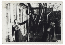 Łucja Marciszewska (z prawej) z siostrą i koleżanką, ul. Starobojarska 21, Białystok, lata 50. XX w.