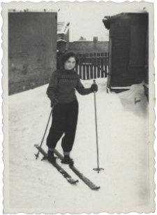 Łucja Marciszewska na nartach przed domem, ul. Starobojarska 21, Białystok, lata 50. XX w.