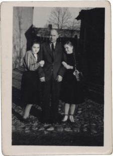 Od lewej: Łucja, Bolesław i Irena Marciszewscy przed domem, ul. Starobojarska 21, Białystok, lata 50. XX w.