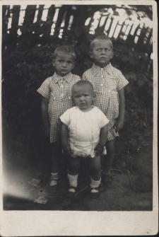 Janusz Mozolewski (dolny rząd) z braćmi, ul. Piasta 146/3, Białystok, 24 sierpnia 1942 r.