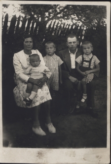 Rodzina Mozolewskich w przydomowym ogrodzie, ul. Piasta 146/3, Białystok, 24 sierpnia 1942 r.