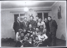 Drużyna bokserska Klubu Sportowego Gwardia Białystok przed meczem z Jagiellonią Białystok, Janusz Mozolewski (górny rząd, czwarty z lewej), Ośrodek Wypoczynkowy Dworek Mazurski, Olecko, 1960 r.