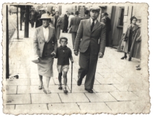 Roman Tylicki (w środku) na spacerze z wujostwem, Białystok, lata 30. XX w.