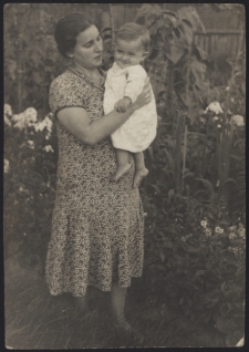 Roman Tylicki z ciocią Michaliną Tylicką w ogrodzie, Białystok, 1932 r.