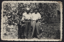 Michał i Roman Tyliccy w ogrodzie, ul. Słonimska 6, Białystok, lata 50. XX w.