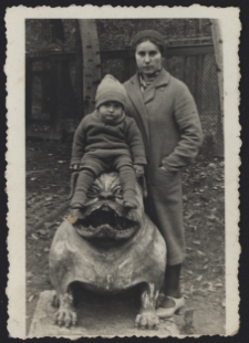 Roman i Michalina Tyliccy obok rzeźby "Psa Kawelina", Park Planty, Białystok, lata 30. XX w.