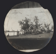 Michał (ojciec) i Roman Tyliccy na dachu gołębnika, ul. Słonimska 6, Białystok, lata 30. XX w.