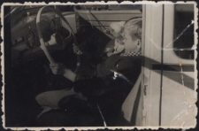 Andrzej Ulman w samochodzie marki Warszawa, ul. Starobojarska 5, Białystok, koniec lat 50. XX w.