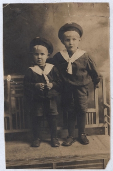 Bracia Wiktor i Jerzy Ulman, zdjęcie w atelier fotograficznym, 1922 r.