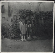 Andrzej Ulman (z lewej) z bratem i sąsiadami, ul. Starobojarska 5, Białystok, 1958 r.