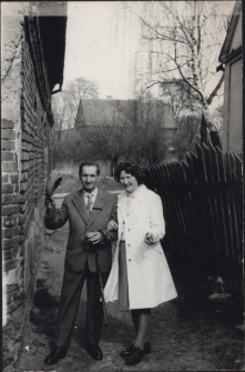 Zofia Ulman z wujkiem Ołdziejewskim, Wielkanoc, ul. Starobojarska 5, Białystok, 1976 r.