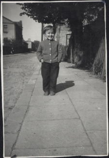 Dziewczynka na spacerze, ul. Starobojarska 10 lub 12, Białystok, lata 60. XX w.