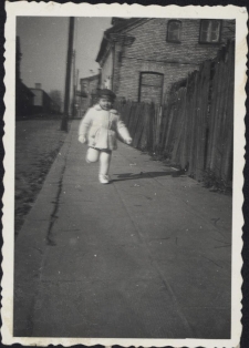 Dziewczynka na spacerze, ul. Starobojarska 10 lub 12, Białystok, lata 60. XX w.