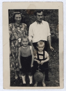 Rodzina Ulmanów w ogrodzie, Białystok, ul. Starobojarska 5, 1954 r.