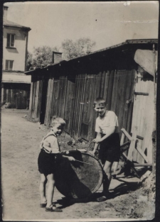 Andrzej Ulman z bratem, ul. Starobojarska 5, Białystok, 1956 r.