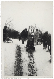 Zimowe zabawy, ul. Słonimska, Białystok, 1964 r.