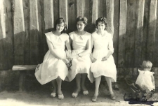 Kobiety na ławce, ul. Starobojarska, Białystok, lata 60-70. XX w.