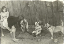Dzieci bawiace się w piasku, ul. Starobojarska, Białystok, lata 50-60. XX w.