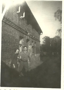 Kobieta i mężczyzna przed domem, ul. Starobojarska 5, Białystok, lata 60. XX w.