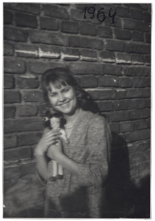 Kobieta z lalką, ul. Starobojarska 5, Białystok, 1964 r.