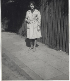 Kobieta na ulicy, Białystok, lata 60. XX w.