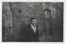 Mężczyzna przed domem, ul. Starobojarska 5, Białystok, lata 60. XX w.