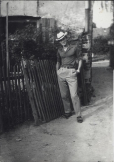 Mężczyzna przed domem, ul. Starobojarska 5, Białystok, lata 60. XX w.