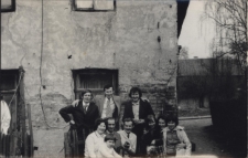 Zdjęcie rodzinne Ulmanów przed domem, ul. Starobojarska 5, Białystok, lata 60. XX w.