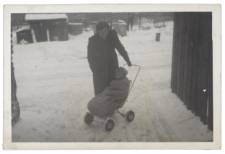 Kobieta z dzieckiem, ul. Starobojarska 5, Białystok, lata 60. XX w.