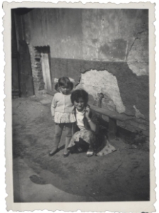 Kobieta z dzieckiem przed domem, ul. Starobojarska 5, Białystok, lata 60. XX w.
