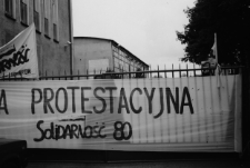 Akcja protestacyjna w Fabryce Przyrządów i Uchwytów, ul. Łąkowa, Białystok, lata 80. XX w.