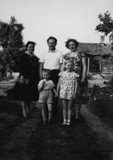 Zdjęcie rodzinne w ogrodzie, ul. Staszica 6a, Białystok, lata 50. XX w.